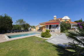 Villa mit Garten und Pool für die ganze Familie